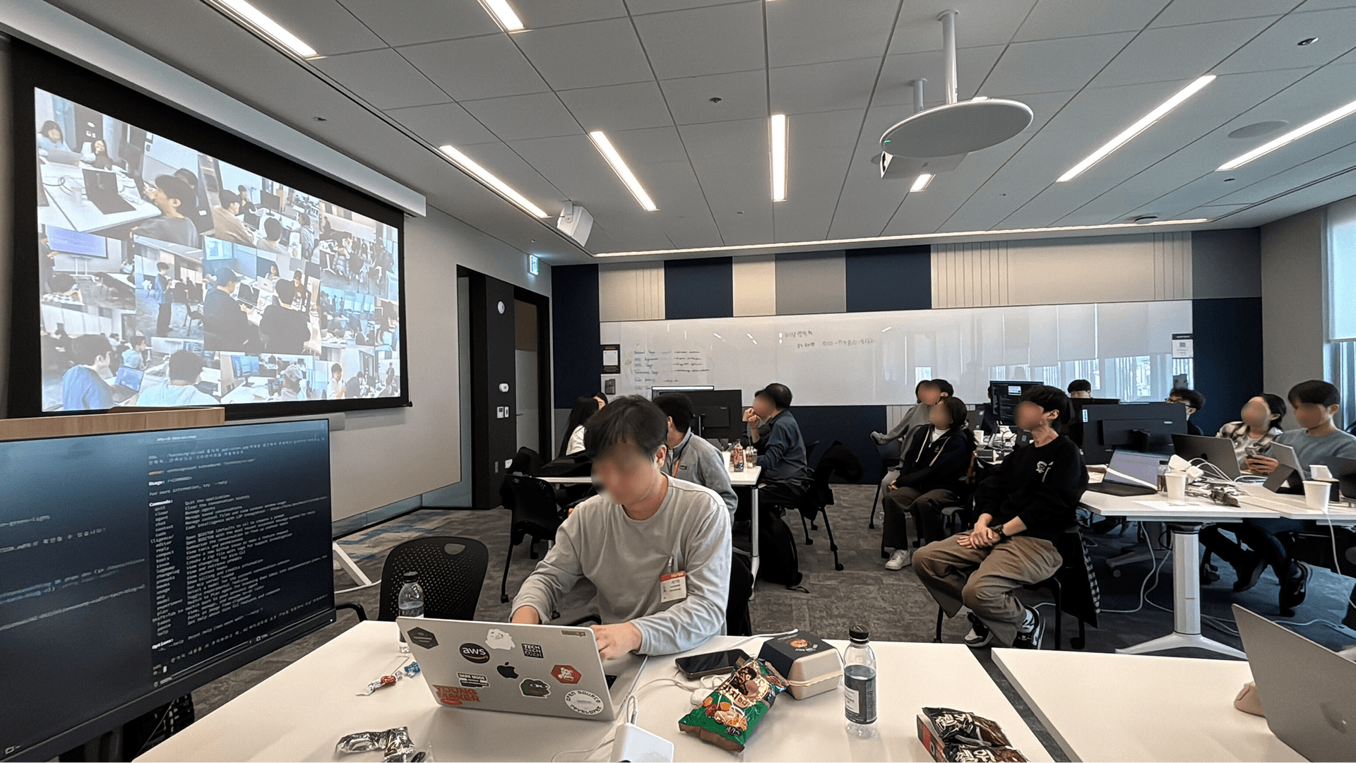 Day 3 마무리 발표 - 팀별 결과물을 공유하는 모습