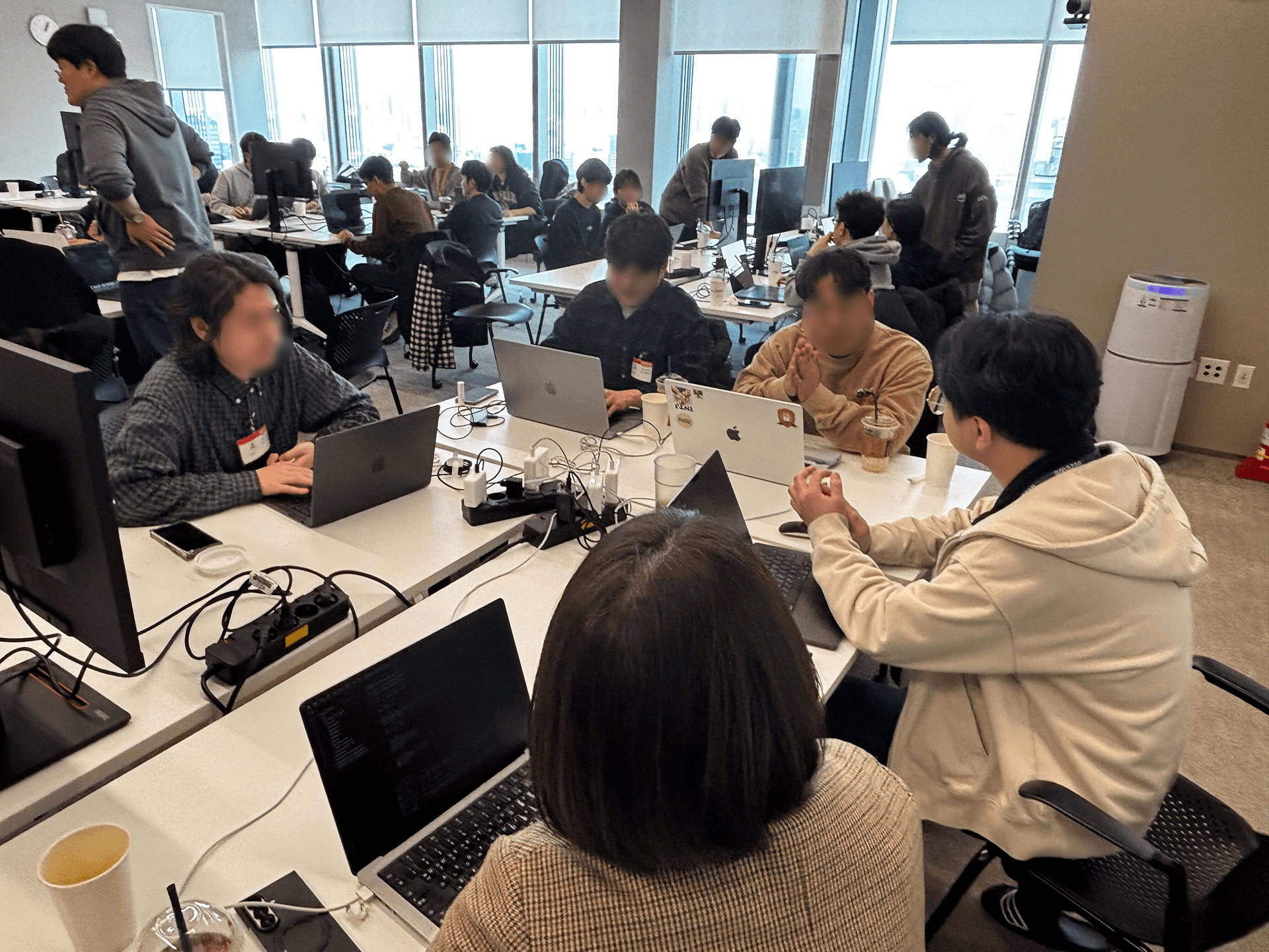 테이블에 모여 협업하는 참가자들