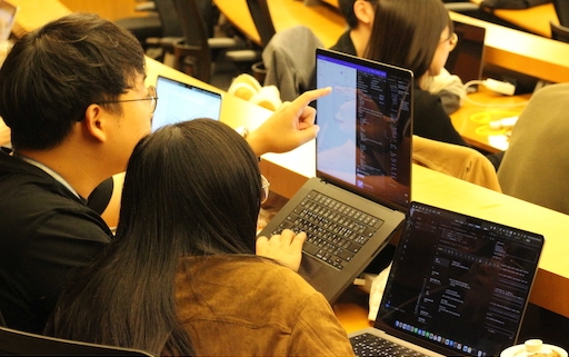 해커톤에 참여 중인 참가자들