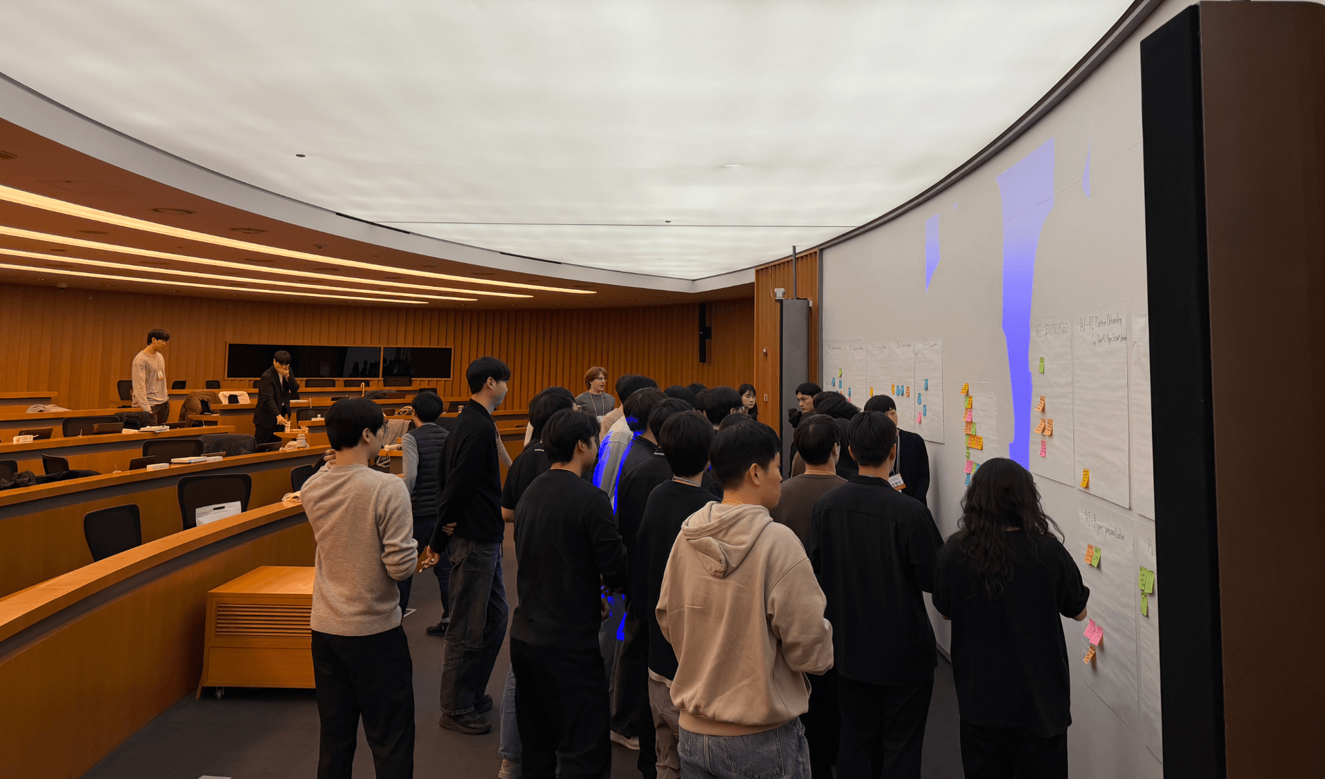 로드맵 아이디어톤에 참여 중인 참가자들