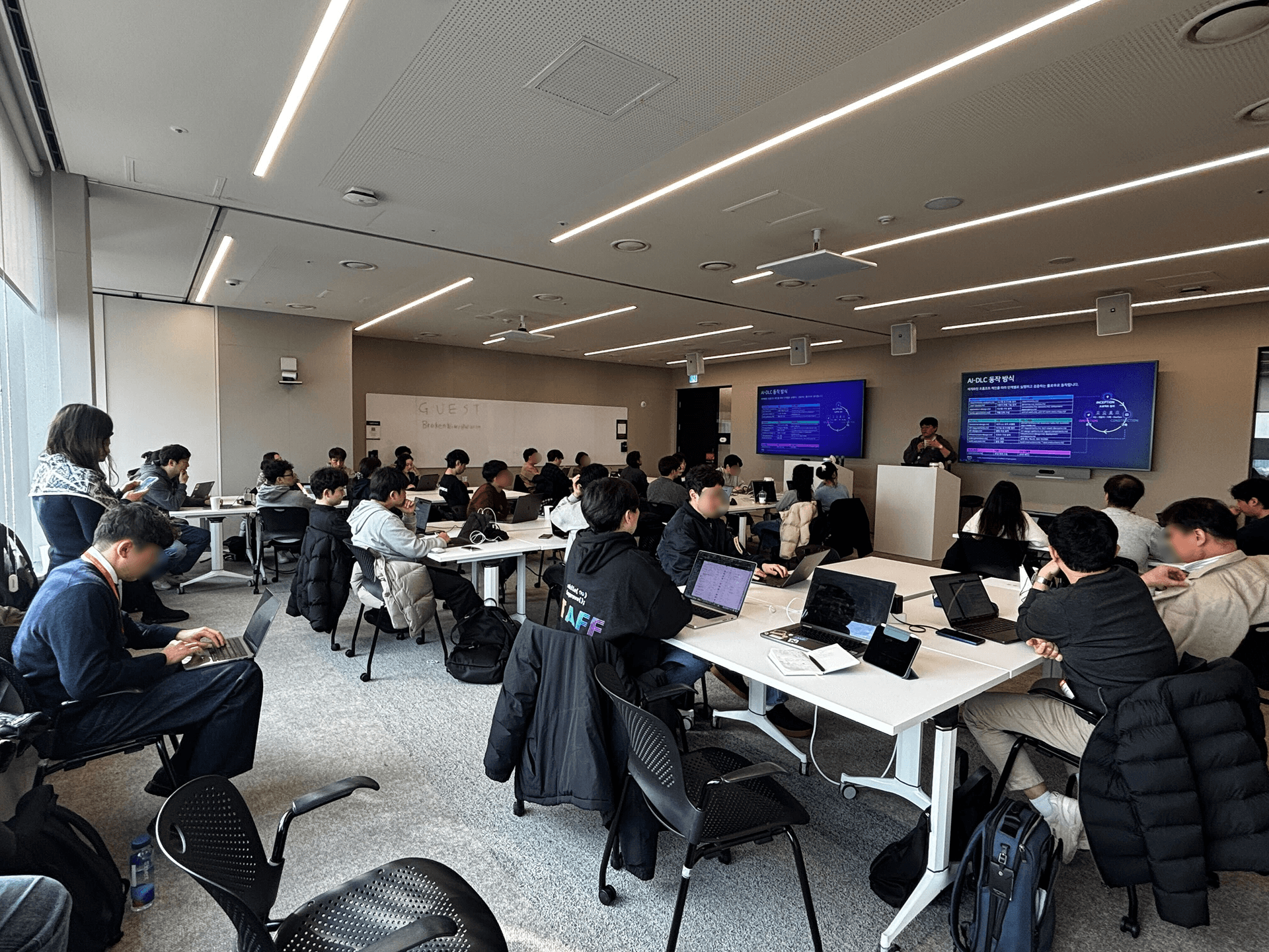 AWS Korea 교육장에서 진행된 AI-DLC 워크숍 전경