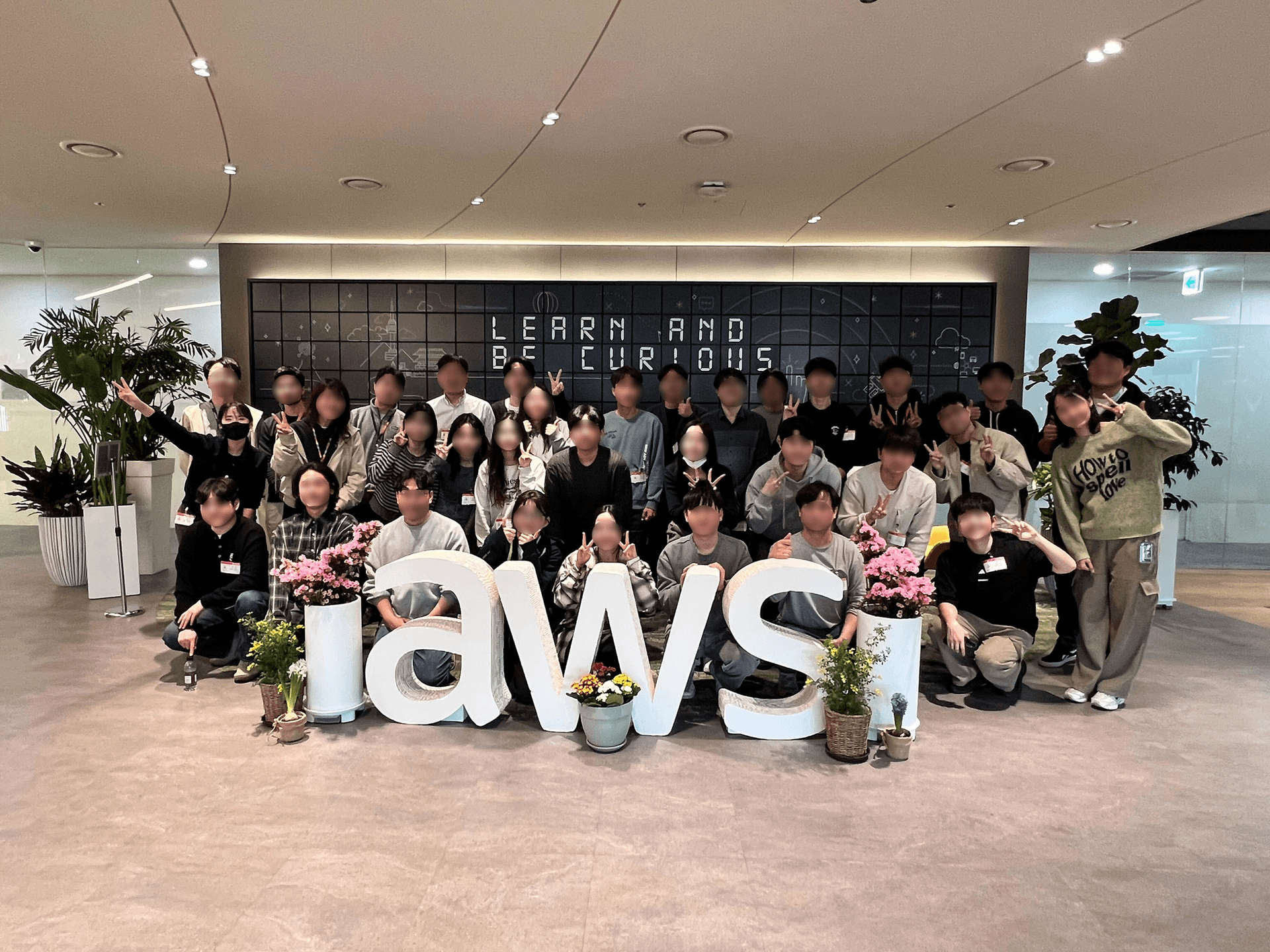 AWS 로비에서 촬영한 AI-DLC 워크숍 전체 참가자 단체 사진