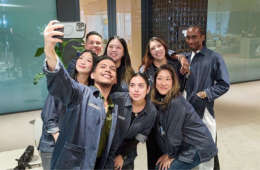 올리브영 미국 현지 매장 스태프들이 기념사진을 찍는 모습