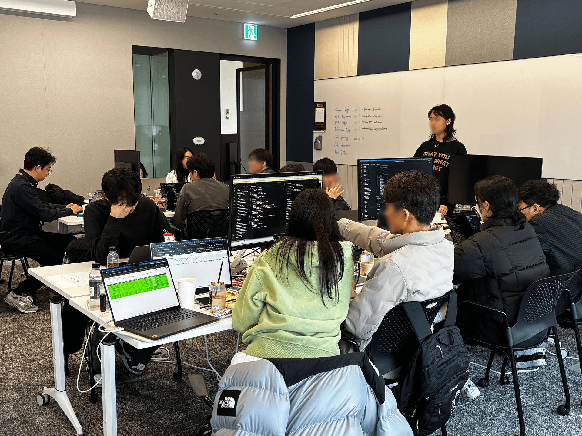 별도 룸에서 화이트보드와 모니터를 활용해 집중 작업 중인 팀