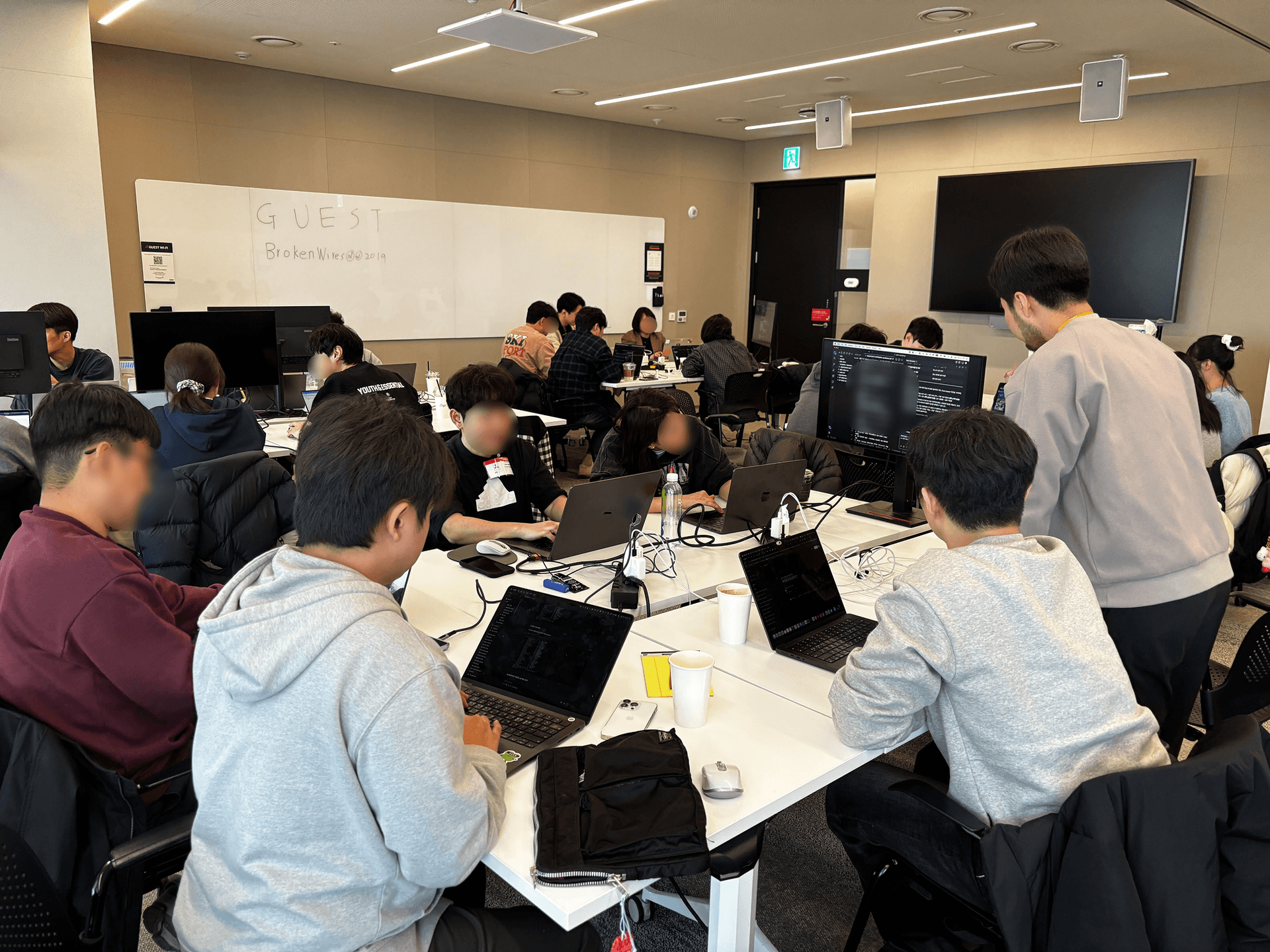 팀별로 모여 노트북과 모니터를 활용해 작업하는 모습