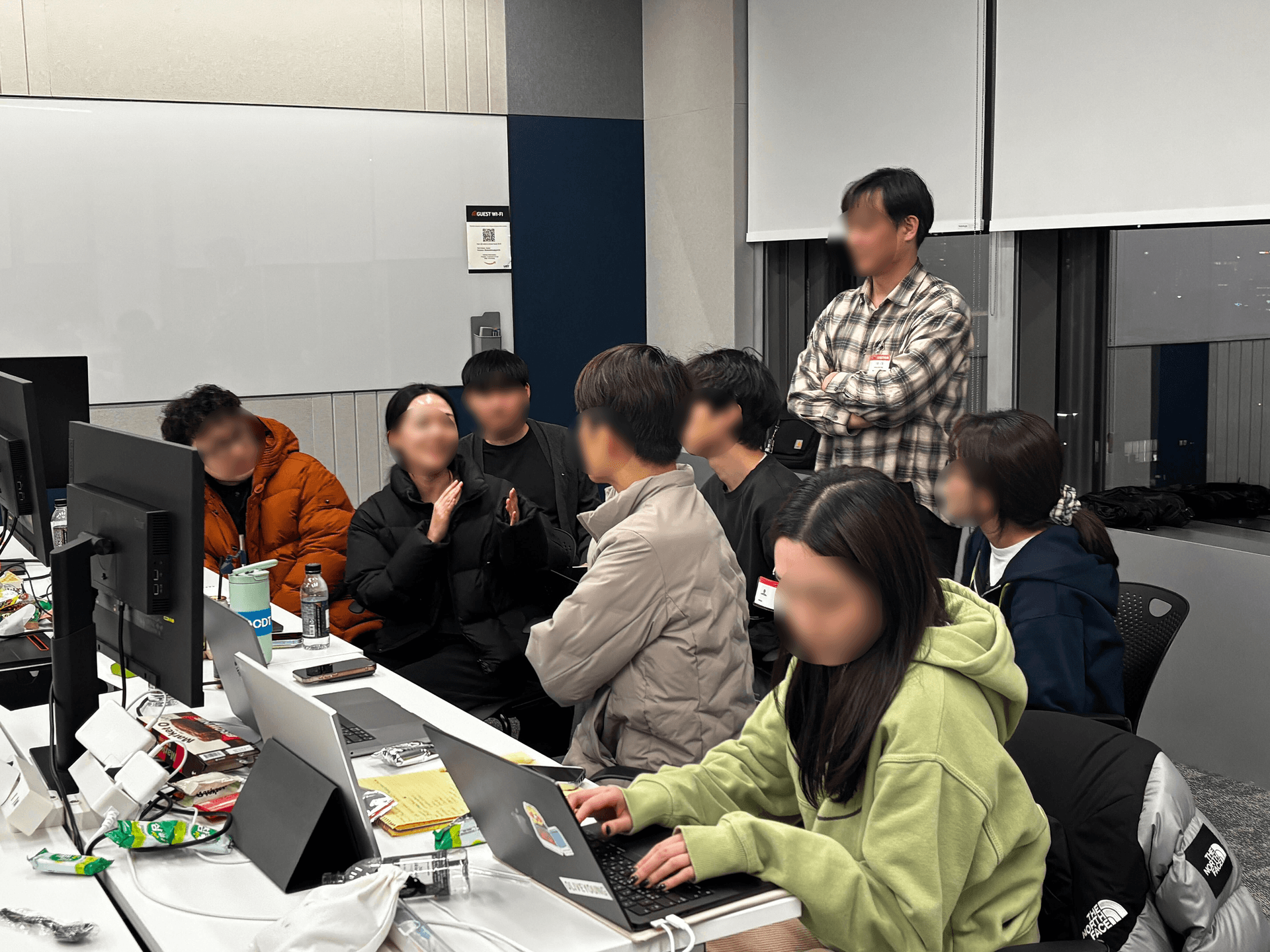 저녁 시간까지 이어진 팀 작업